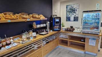 Daily buffet breakfast (EUR 11.5 per person)