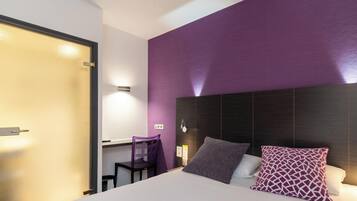 Habitación superior, 1 cama doble | Ropa de cama de alta calidad, escritorio, cortinas opacas