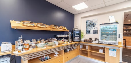 Daily buffet breakfast for a fee. Kyriad Direct Limoges Nord