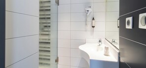 Shower, eco-friendly toiletries, hair dryer, towels - Kyriad Direct Limoges Nord (Limoges)