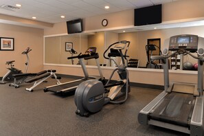 A gym with treadmills, elliptical machines, and a weight bench. - Holiday Inn New London - Mystic Area by IHG (New London)