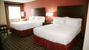 A hotel room with two beds, a desk, and a lamp. - Holiday Inn New London - Mystic Area by IHG (New London)