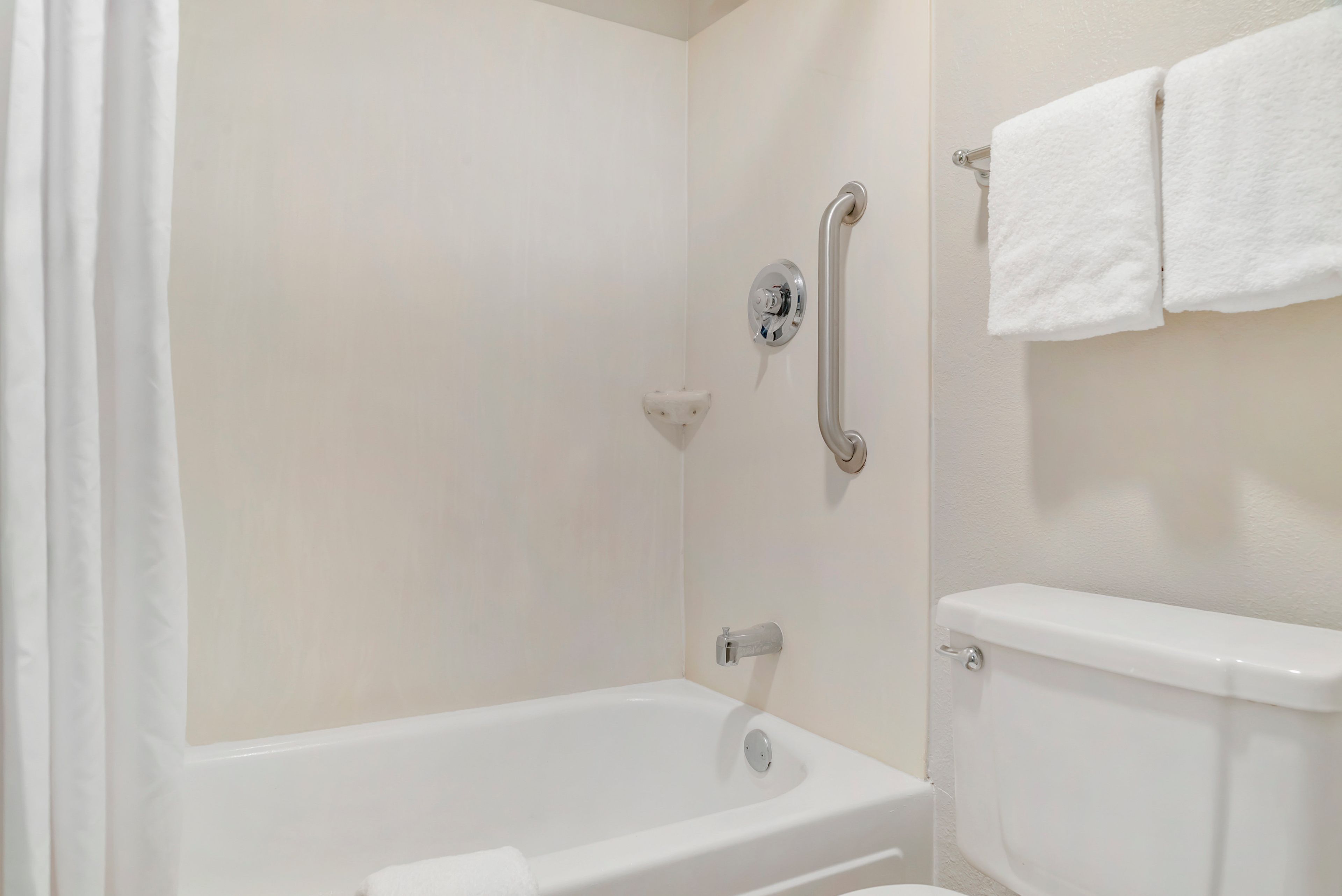 Combined shower/tub, free toiletries, towels