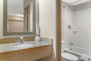 Combined shower/tub, free toiletries, towels