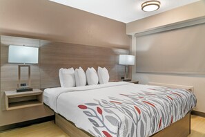 Habitación estándar, 1 cama de matrimonio grande (Smoke Free) | Caja fuerte, escritorio, cortinas opacas y cunas gratuitas