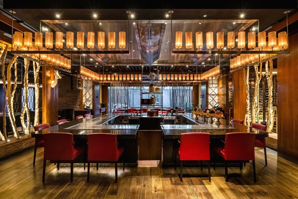 Hi ha 3 restaurants amb plats de cuina hispanoamericana 