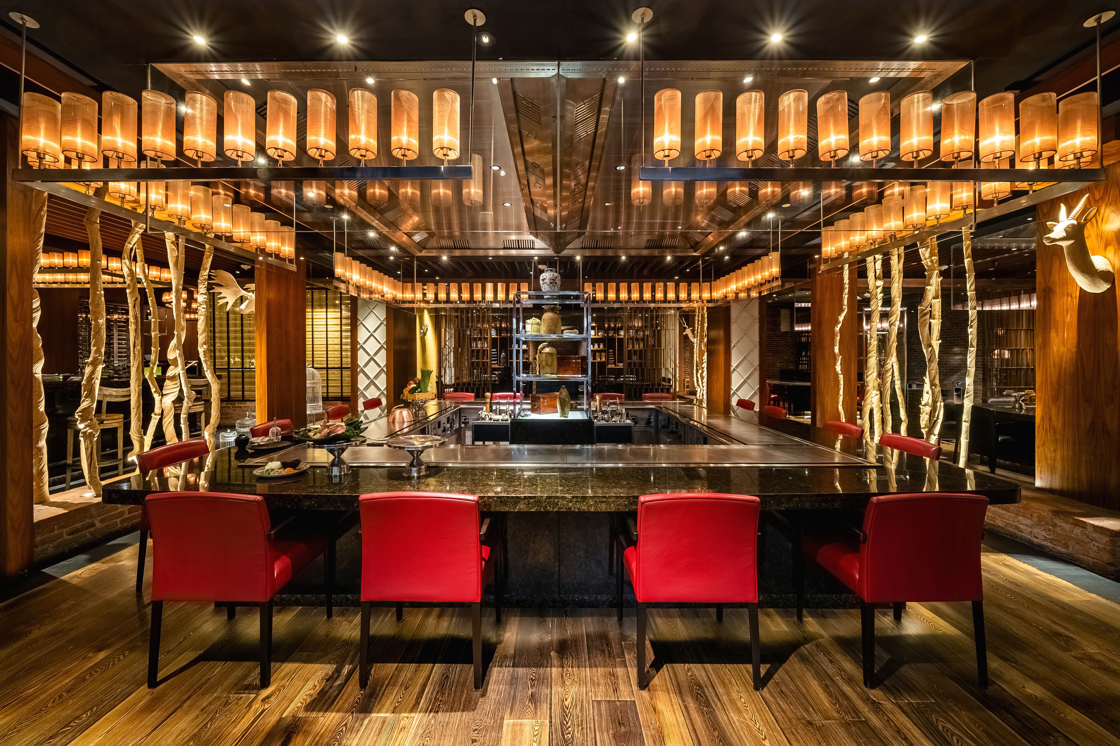 3 restaurantes, se sirven desayunos, comidas y cocina latinoamericana