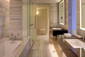Regency - Suite - 1 kingsize-seng | Badeværelse | Gratis toiletartikler, hårtørrer, badekåber, hjemmesko