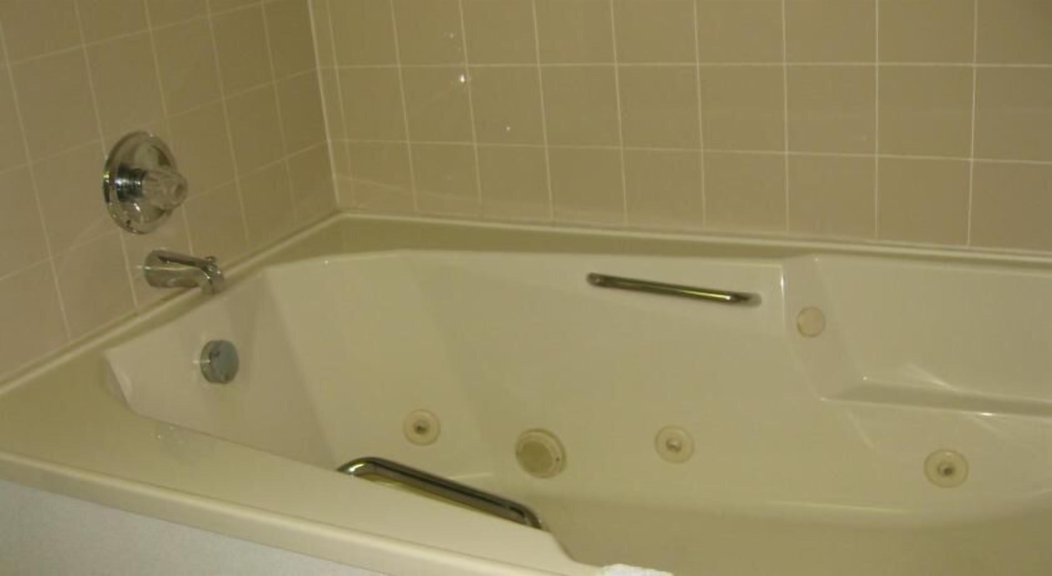 Baño | Tina con regadera, amenidades de baño gratuitas, secadora de cabello 