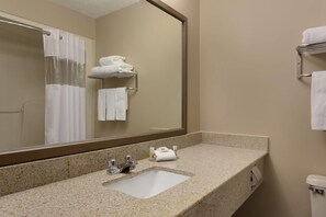 Combined shower/bathtub, free toiletries, hair dryer, towels
