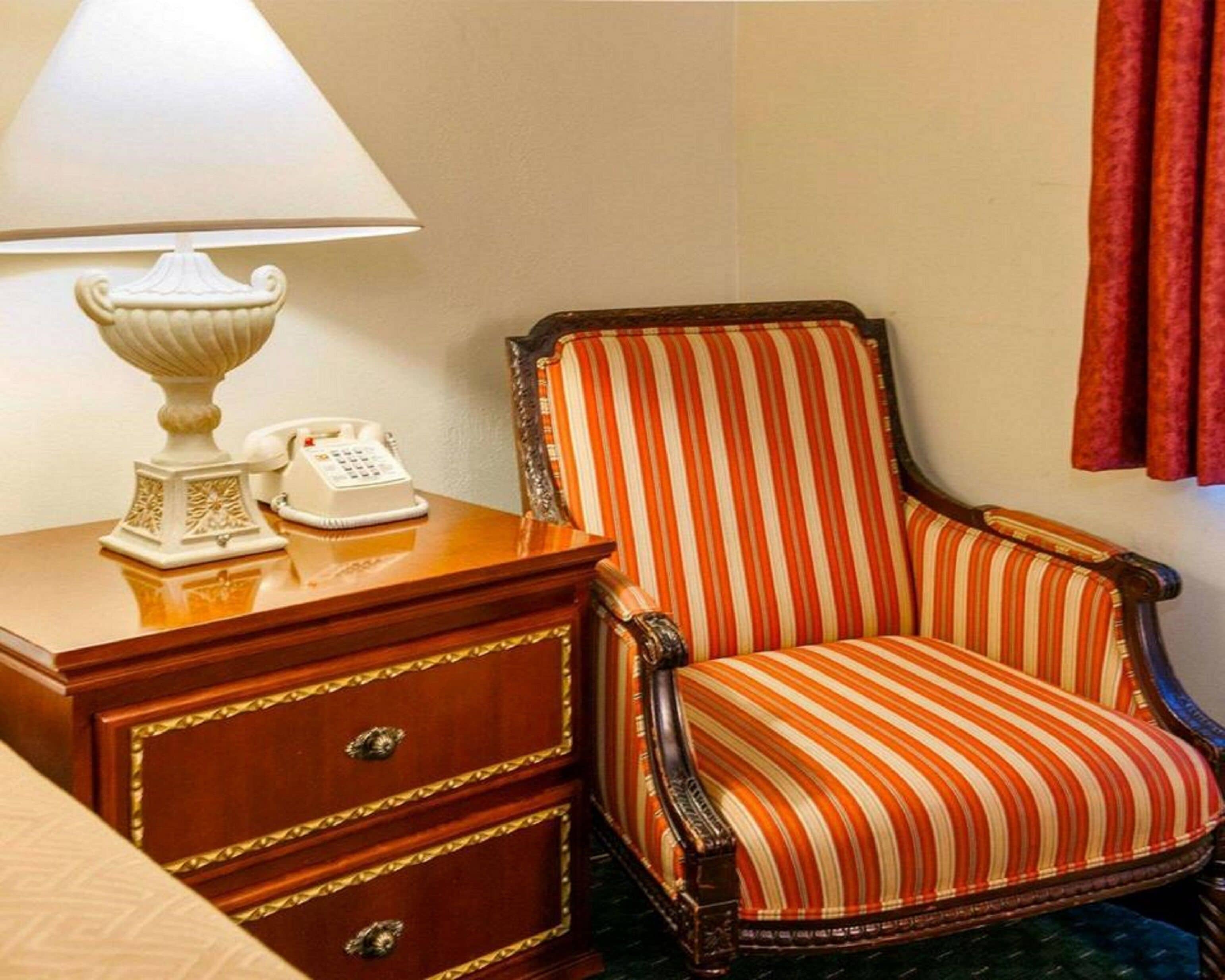 1 slaapkamer, luxe beddengoed, een bureau, een strijkplank/strijkijzer