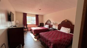Standaard kamer, 2 tweepersoonsbedden | 1 slaapkamer, luxe beddengoed, een bureau, een strijkplank/strijkijzer