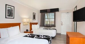 Pillow-top beds, desk, iron/ironing board, free cots/infant beds - Baymont by Wyndham Fort Myers Central (Fort Myers)