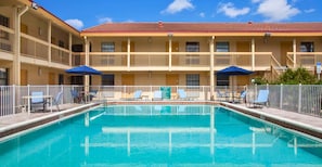 Ulkouima-allas avoinna 8.00–20.00, aurinkovarjoja, aurinkotuoleja