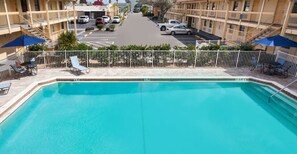 Piscine extérieure, parasols de plage, chaises longues