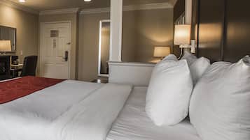 Camas con pillow-top, escritorio y cortinas blackout