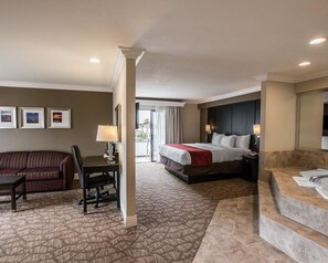 Deluxe Suite, 1 King Bed with Sofabed, Jetted Tub, Non Smoking | Oppholdsområde | Flatskjerm-TV