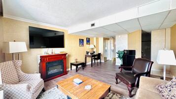 Deluxe Suite, 1 King Bed, Non Smoking | Living area