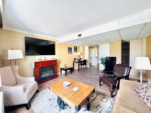 Deluxe-Suite, 1 King-Bett, Nichtraucher | Wohnbereich | 32-Zoll-Flachbildfernseher mit Kabelempfang, Fernseher