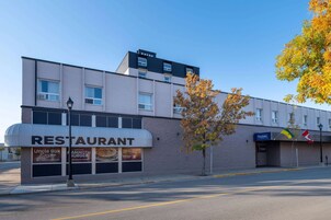 Un edificio de restaurante con un letrero que dice "RESTAURANT" y anuncios de Uncle Bux y Mammoth Burger.