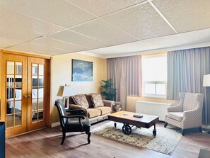 Deluxe Suite, 1 King Bed, Non Smoking | Living area