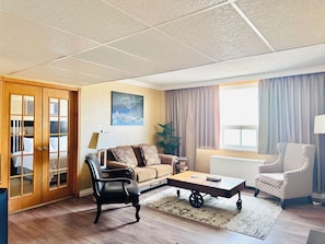 Deluxe Suite, 1 King Bed, Non Smoking | Living area