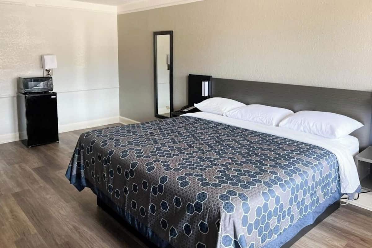 WiFi (free), bed sheets