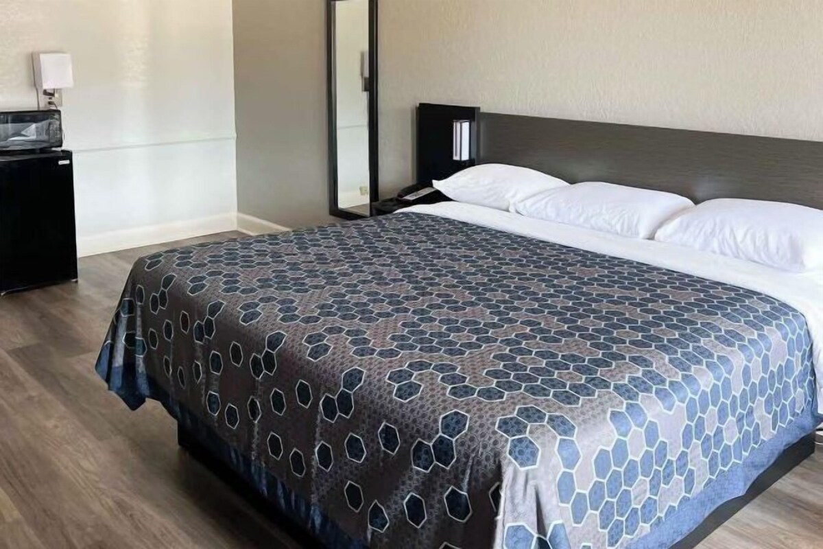 WiFi (free), bed sheets