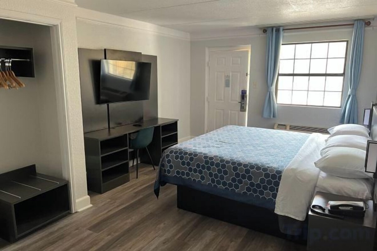 1 King Bed | Mob Access Tub Nsmk Minifridg