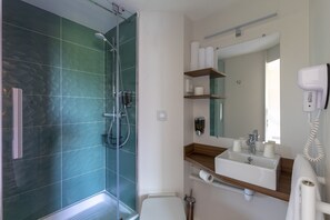 Habitación doble superior | Baño | Regadera, amenidades de baño gratuitas, toallas