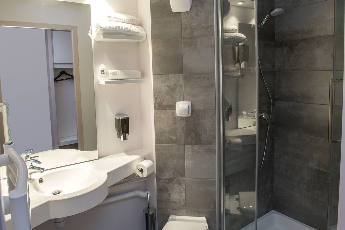 shower, free toiletries, towels