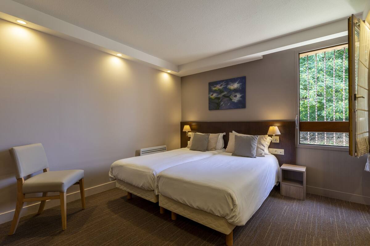 Kamar Twin Comfort | Seprai premium, meja kerja, tirai kedap cahaya, dan kedap suara