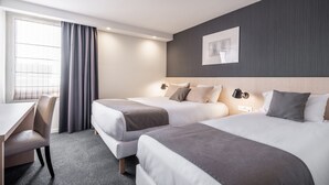 A hotel room with two beds, a desk, and a window with curtains. - The Originals City Hotel Limoges Sud (Feytiat)