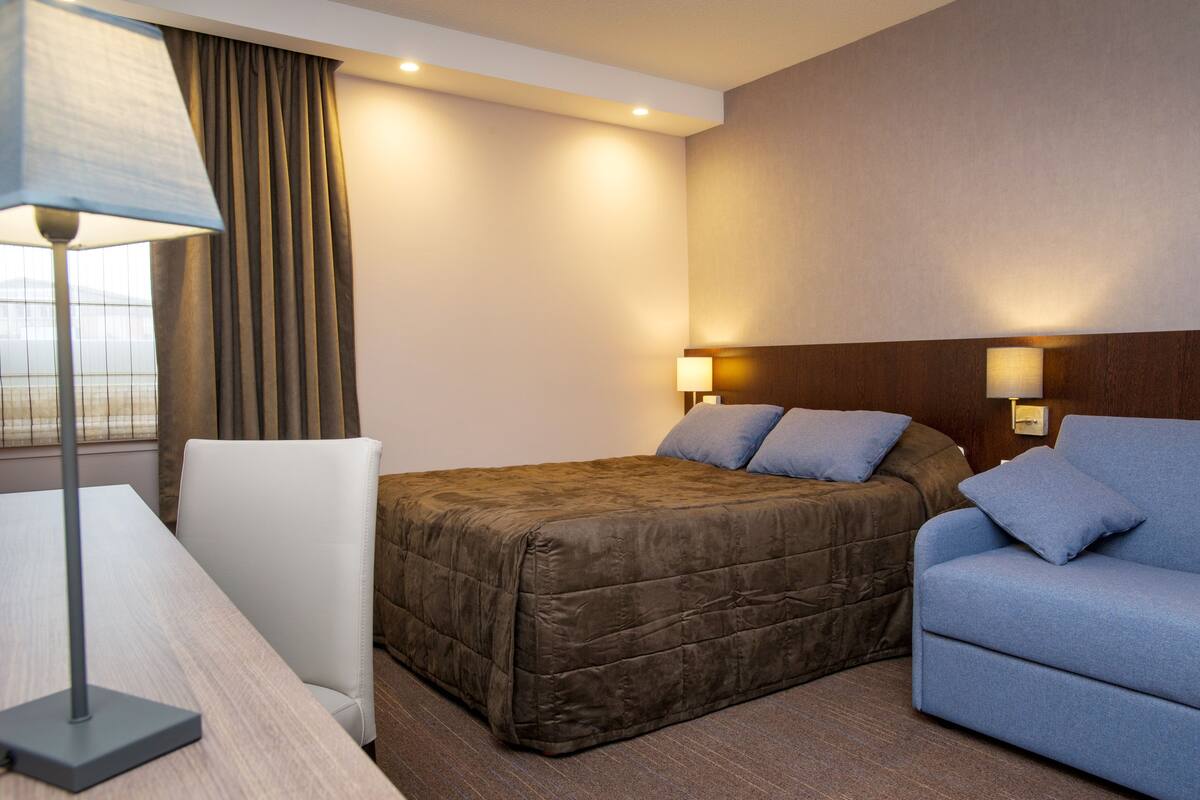 Kamar Quadruple Keluarga | Seprai premium, meja kerja, tirai kedap cahaya, dan kedap suara