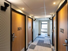 Escritorio, cortinas opacas, sistema de insonorización