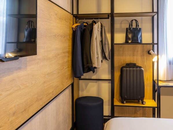 Desk, blackout drapes, soundproofing, iron/ironing board - ibis Epinal Centre Ville (Epinal)