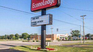Skilt for EconoLodge med faciliteter såsom gratis WiFi, Jacuzzi i værelset og vaskeri.