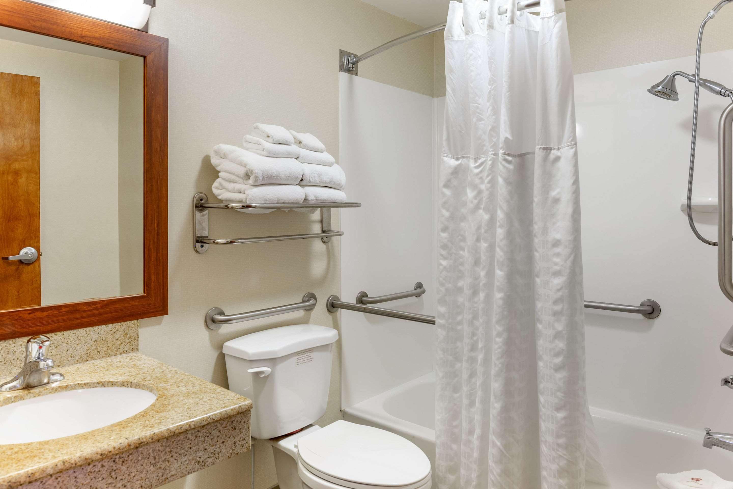 combined shower/bathtub, free toiletries, hair dryer, towels