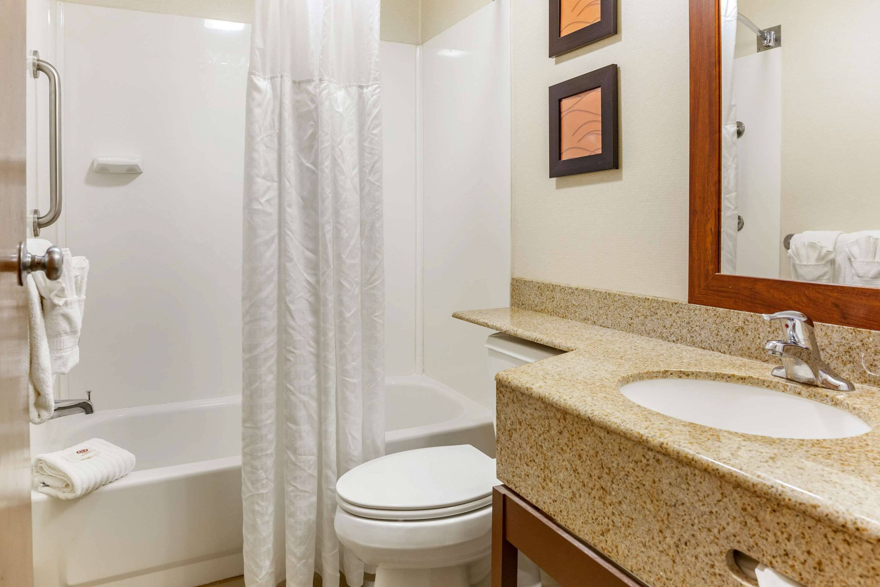 standard room, 2 queen beds, non smoking | bathroom | combined shower/bathtub, free toiletries, hair dryer, towels