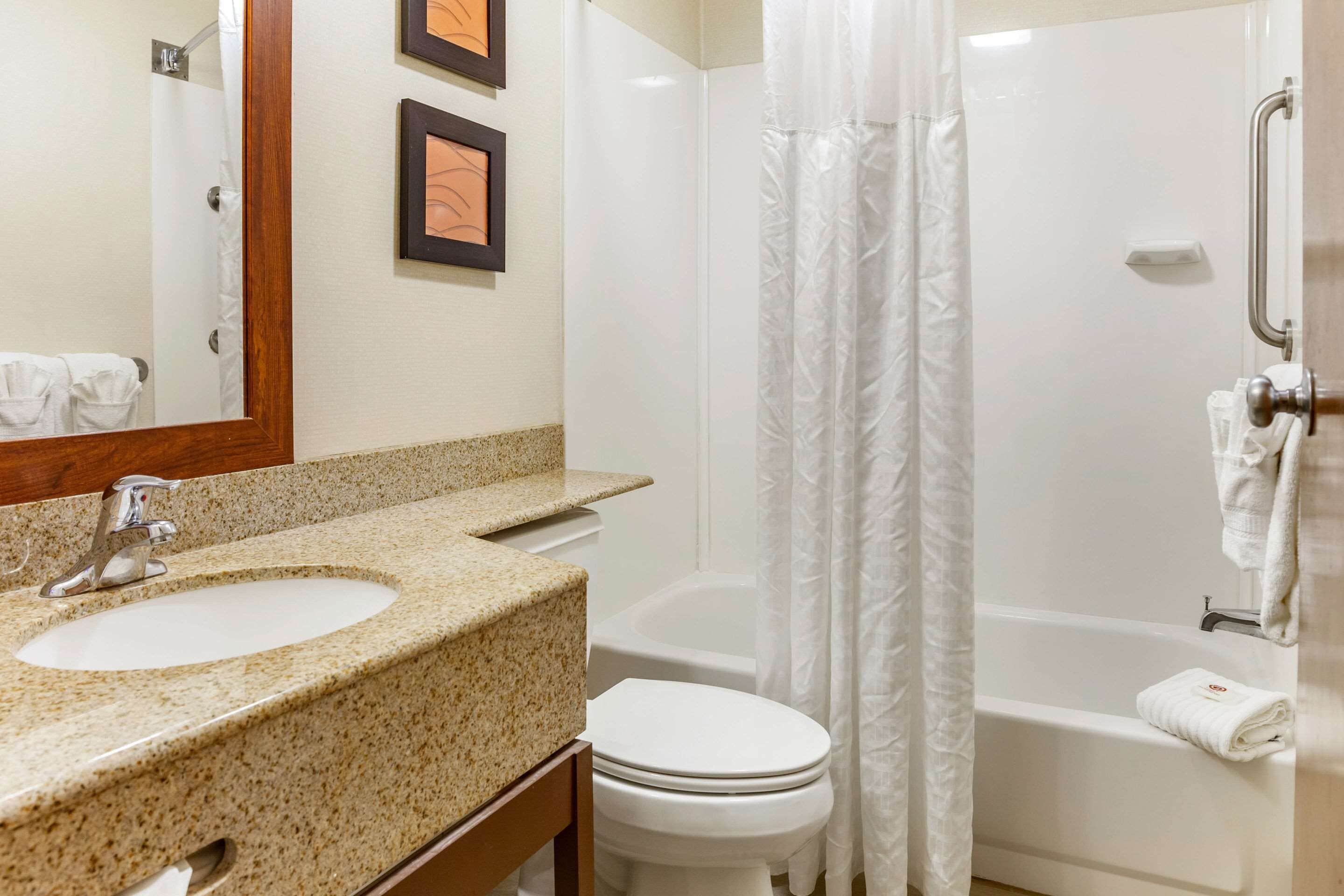 standard room, 2 queen beds, non smoking | bathroom | combined shower/bathtub, free toiletries, hair dryer, towels