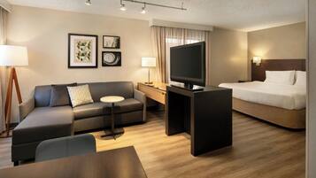 Estudio, 1 cama King size y sofá cama | Ropa de cama de alta calidad, muebles diferentes y escritorio