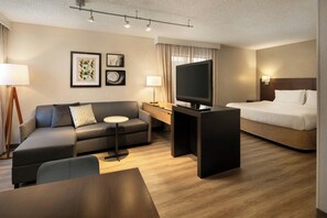 Estudio, 1 cama King size y sofá cama | Ropa de cama de alta calidad, muebles diferentes y escritorio 