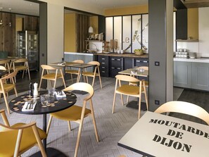 Déjeuner et dîner servis sur place