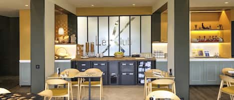 Se sirven comidas, cenas y cocina regional