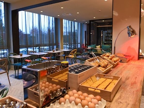 Daily continental breakfast (EUR 13.90 per person)