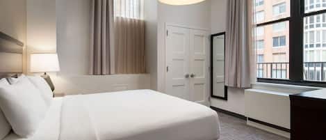 Suite, 1 slaapkamer, niet-roken | Hypoallergeen beddengoed, een kluis op de kamer, een bureau