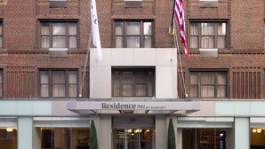 Un edificio de ladrillo con una entrada moderna identificada como "Residence Inn by Marriott" y el número 148.