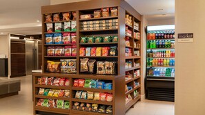 Un supermercado con estantes llenos de aperitivos y bebidas.