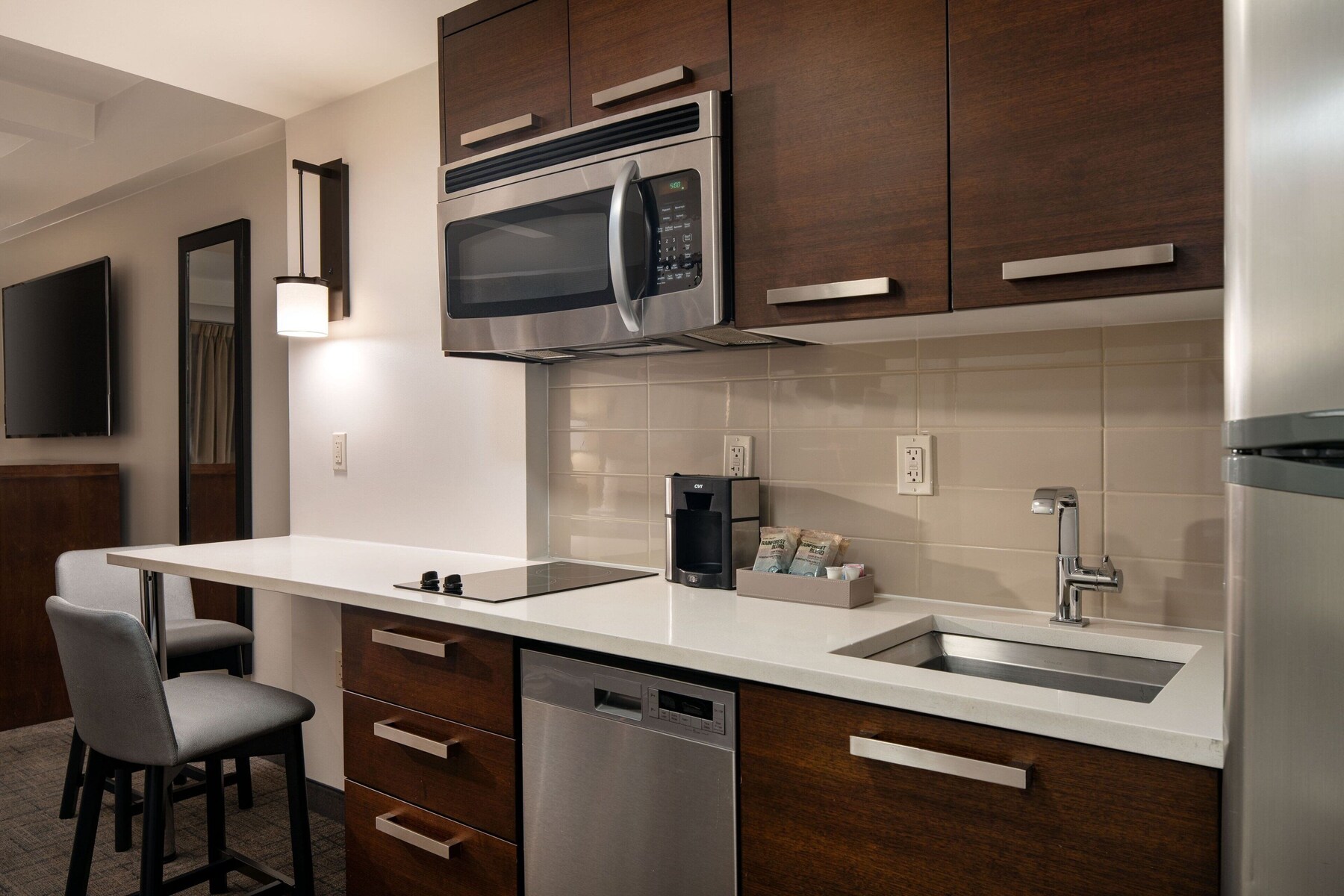 Coffee/tea maker, full-size fridge, microwave, stovetop
