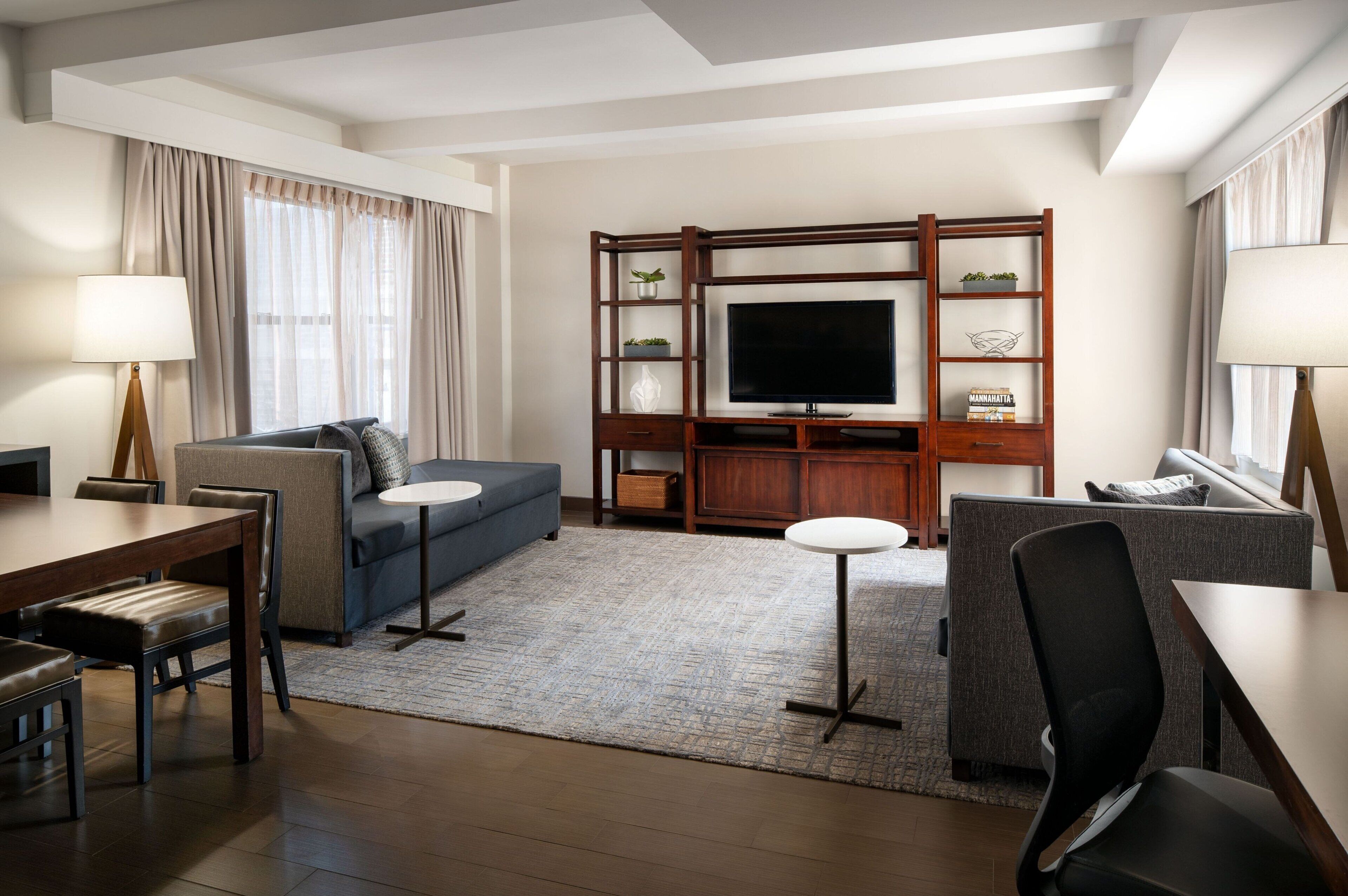 Premium suite, 1 slaapkamer, niet-roken | Woonkamer | Een 55-inch ledtelevisie met kabelzenders, televisie en Netflix